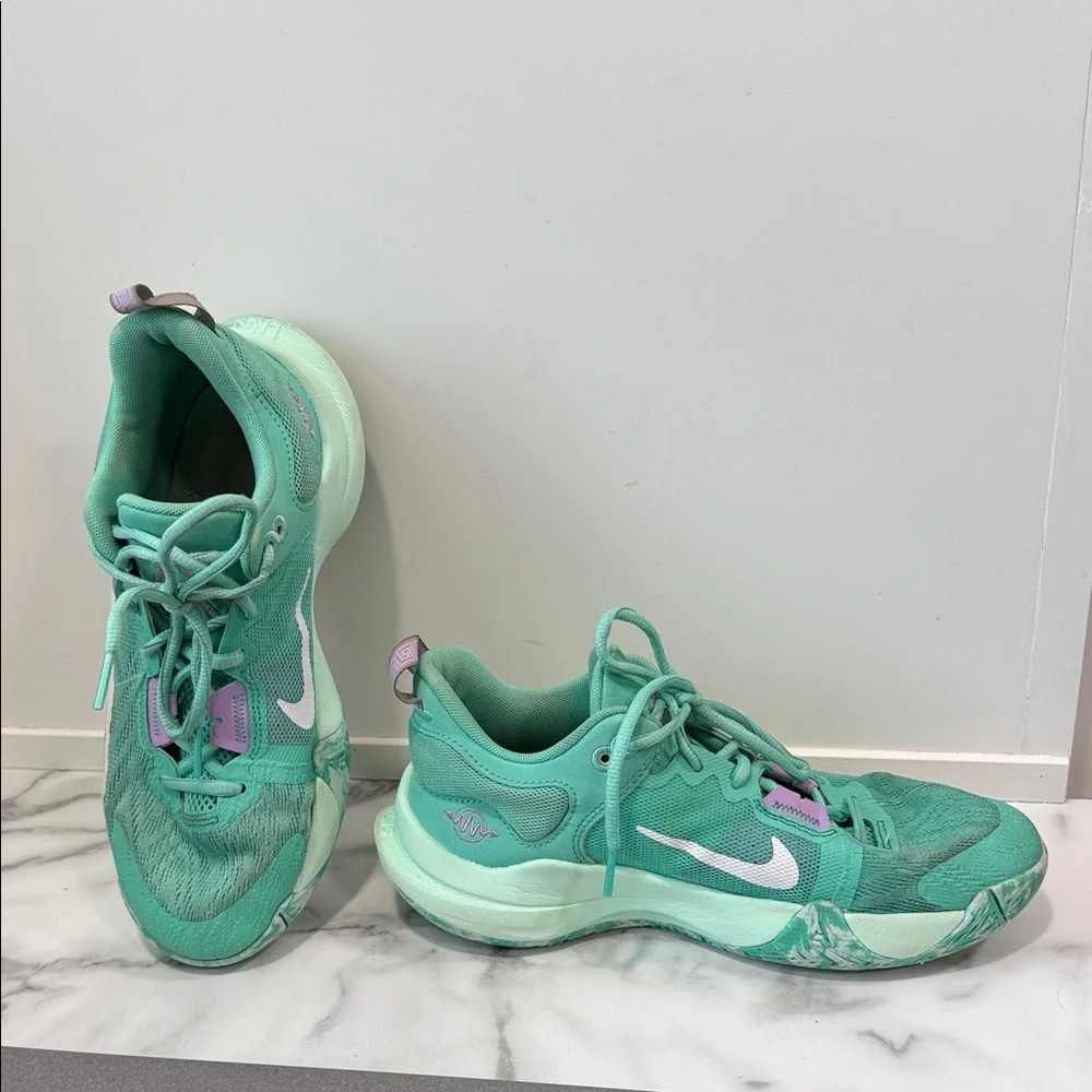 Nike Giannis Immortality 2 basketball shoes youth size 6